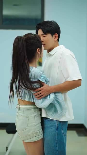 失恋逆袭，校花追我不放手 (80集) 精彩连连免费看