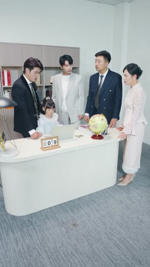 萌宝来袭，爹地让我当团宠（80集）热门短剧抢先